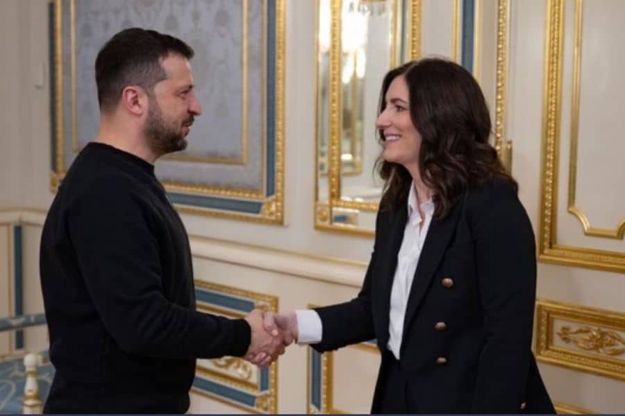 Founder Svitlana Miller shakes hands with President Zelenskyy